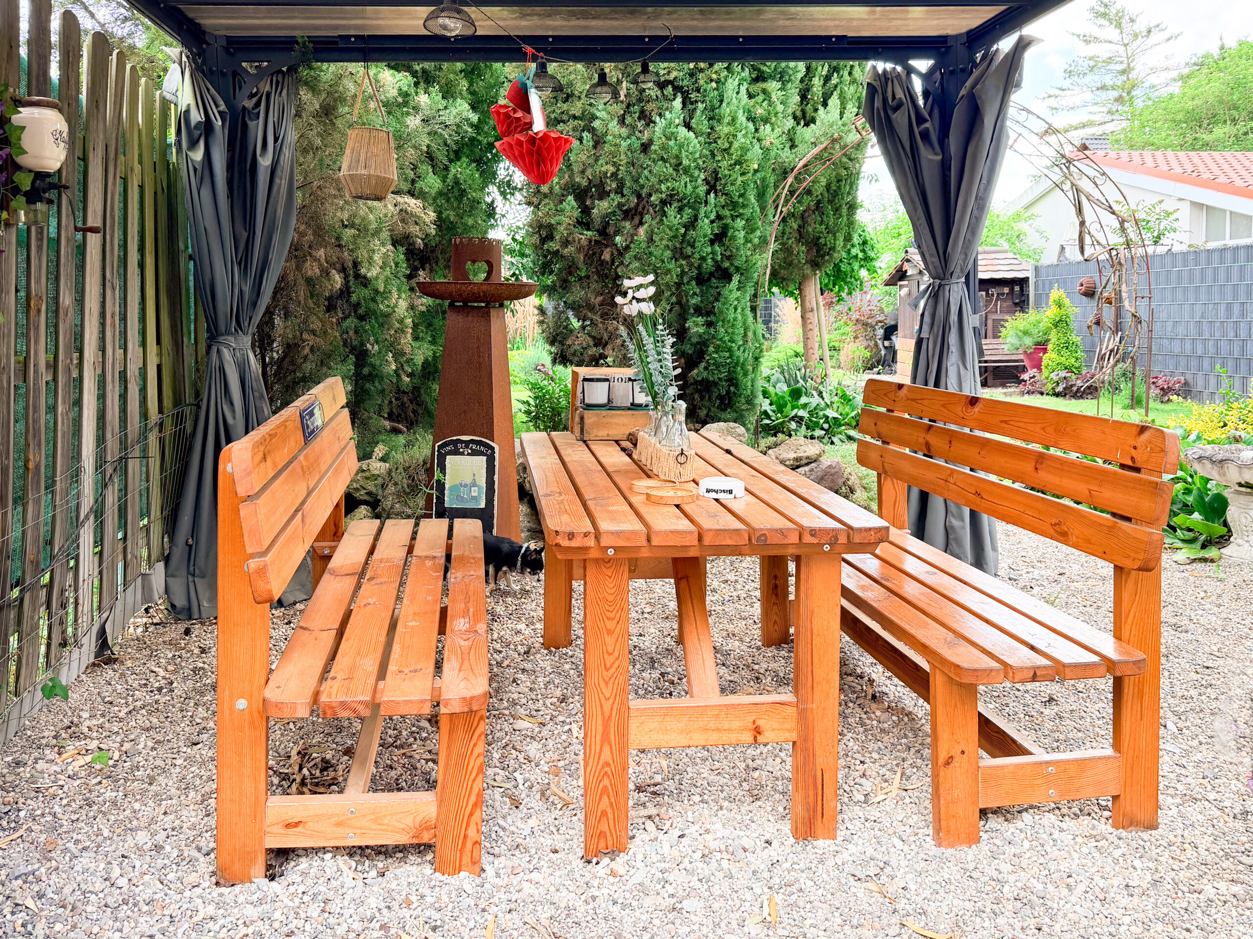 Hundesicher eingezäunter Garten mit Terrasse und Sitzgelegenheiten im Ferienhaus ALTA RIPA in Altrip in der Pfalz.